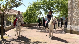 Με άλογα και χορό η αναβίωση του εθίμου στον Αγίο Γεώργιο Αλευρούς